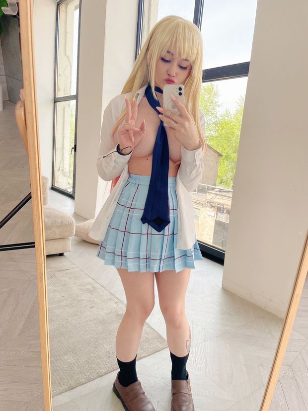 Braless cosplay