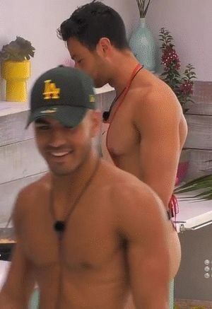 Gerard Majda pelado no Love Island Australia