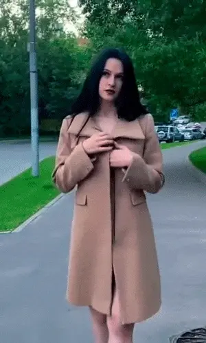 Undresses in the Park