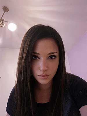 Jolie meuf de 23 ans sur Martigues 13500 dans les Bouches-du-Rhône aime plan odeurs / primitif