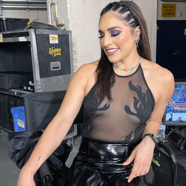 RAQUEL GONZALEZ - SEXY MAMA BACKSTAGE WWE!