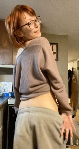 GracieGreyyxo ass tease in the kitchen