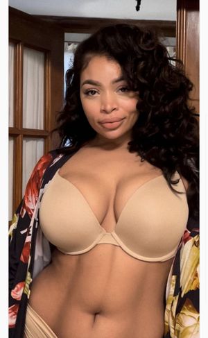 The Beautiful Candice Kelly wearing her Lane Bryant bra
