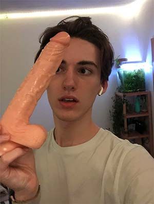 24 yo twink looking stud in Medford, OR with a nice smooth butt real tight l4 a big dick