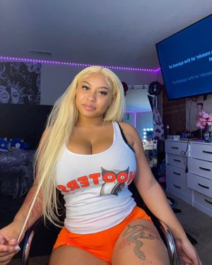 Babyyfaceejas/Jasmyn Aaliyah dressed as a Hooters waitress