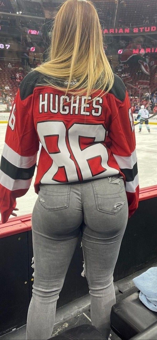 Stunning ass in jeans