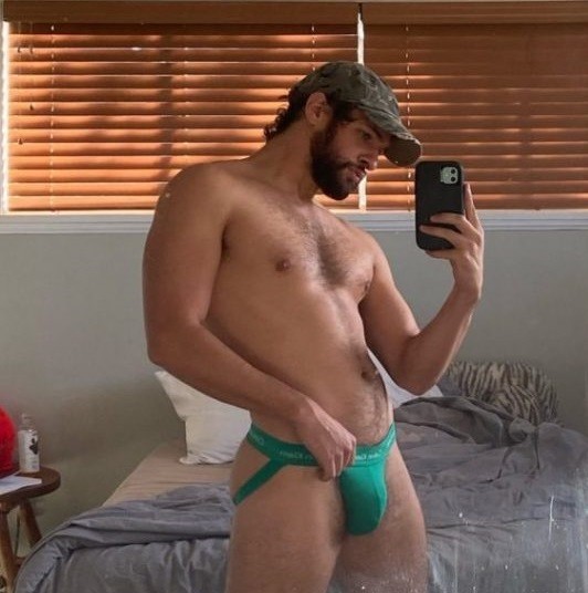 A coworker sent these photo’s trying to convince me to let him come over and he could keep a secrete. Done!