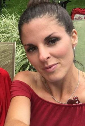 Keri selfie red dress