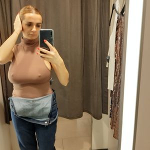 Hides braless boobs in overalls.