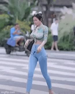 I think this is the sexiest fully dressed woman I've ever seen