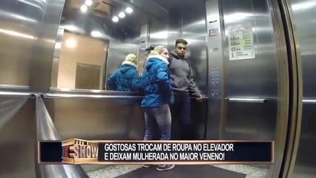 Due donne si spogliano in ascensore davanti alle persone: fingono di essere in ritardo