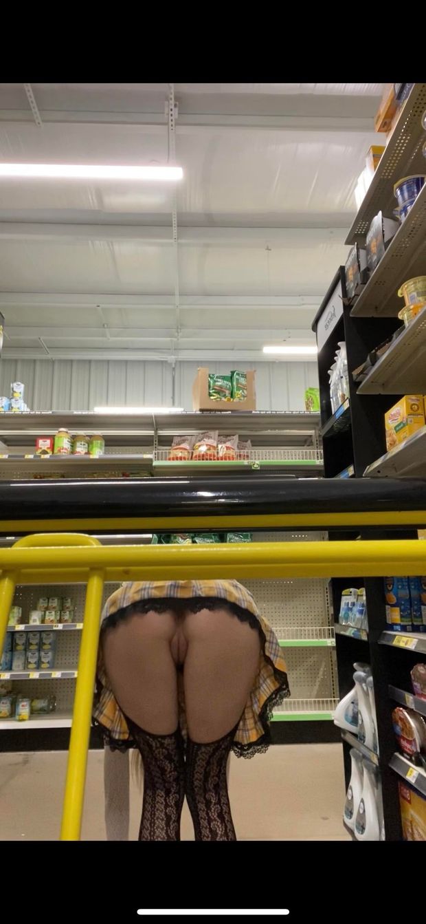 upskirt ass pantyless
