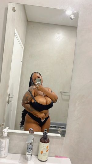 Milkshake Samme mirror selfie in her bra and panties.