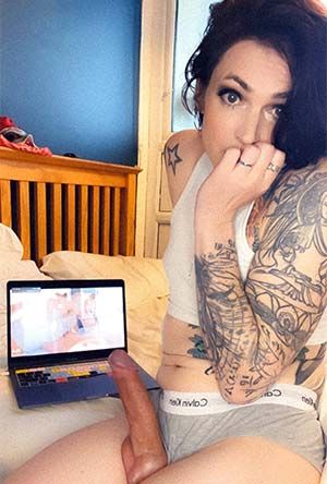 Tranny rebelle et tatouée avec longue bite bien droite sur Reims 51100 quartier Barbâtre