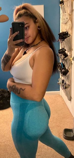 She love showing her shape for older men