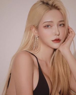 10/10 - Perfect face to skull-fuck silly.