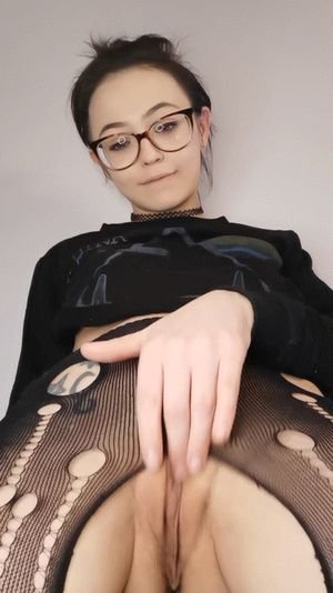 GracieGreyyxo playing with her pussy 2
