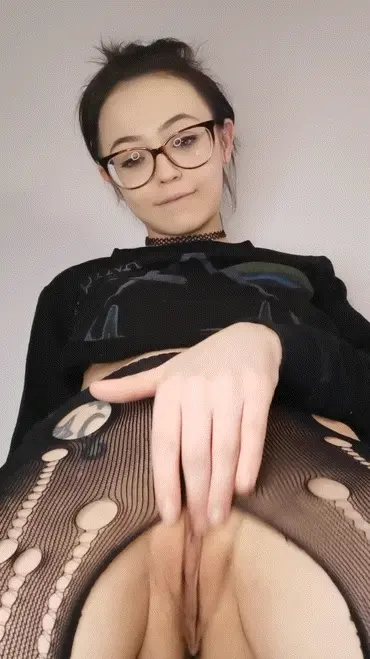 GracieGreyyxo playing with her pussy 2