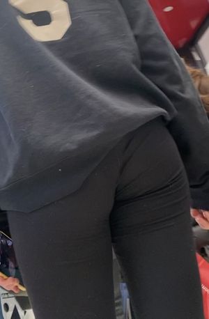 Mall rat in black leggings panty line