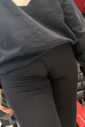 Mall rat in black leggings panty line