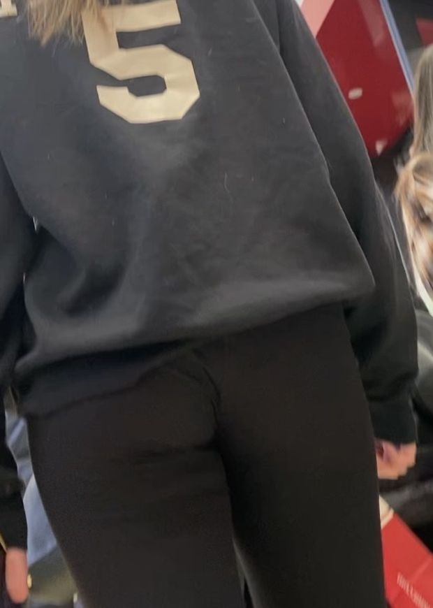 Mall rat in black leggings panty line