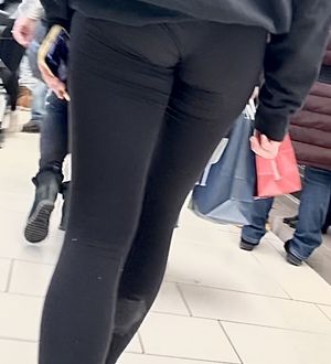 Mall rat in black leggings panty line