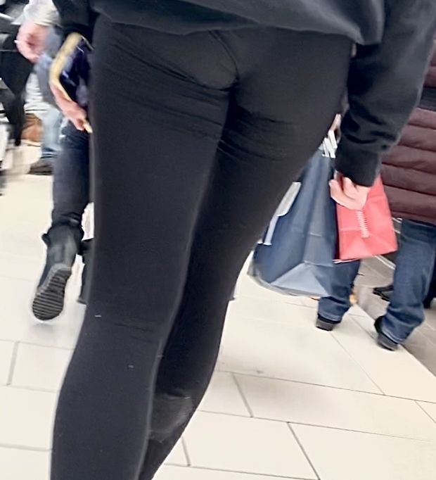 Mall rat in black leggings panty line