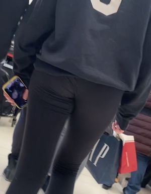 Mall rat in black leggings panty line