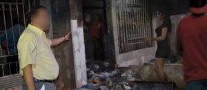 Maestra ANITA SANDOVAL llegando a otra fiesta de las que le gustan con los papas de K-2 Madox Presch..l