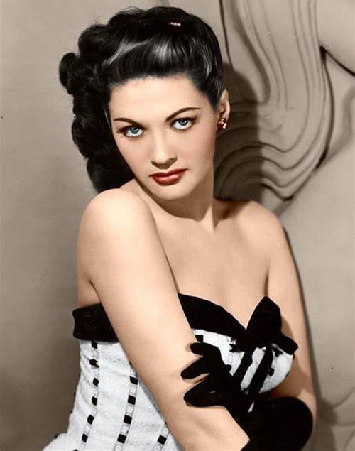 Yvonne De Carlo as Lily Munster 05