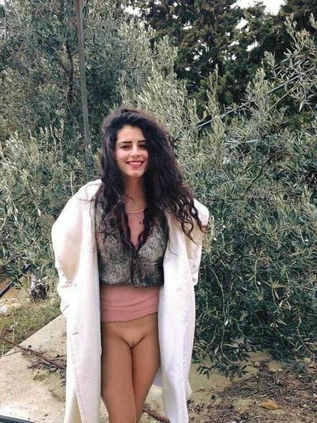 Sirina outdoor no panties