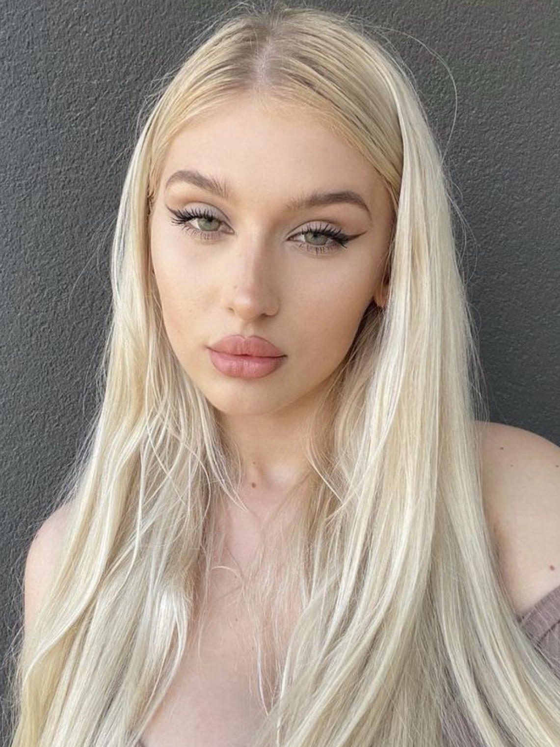 Suck lips!