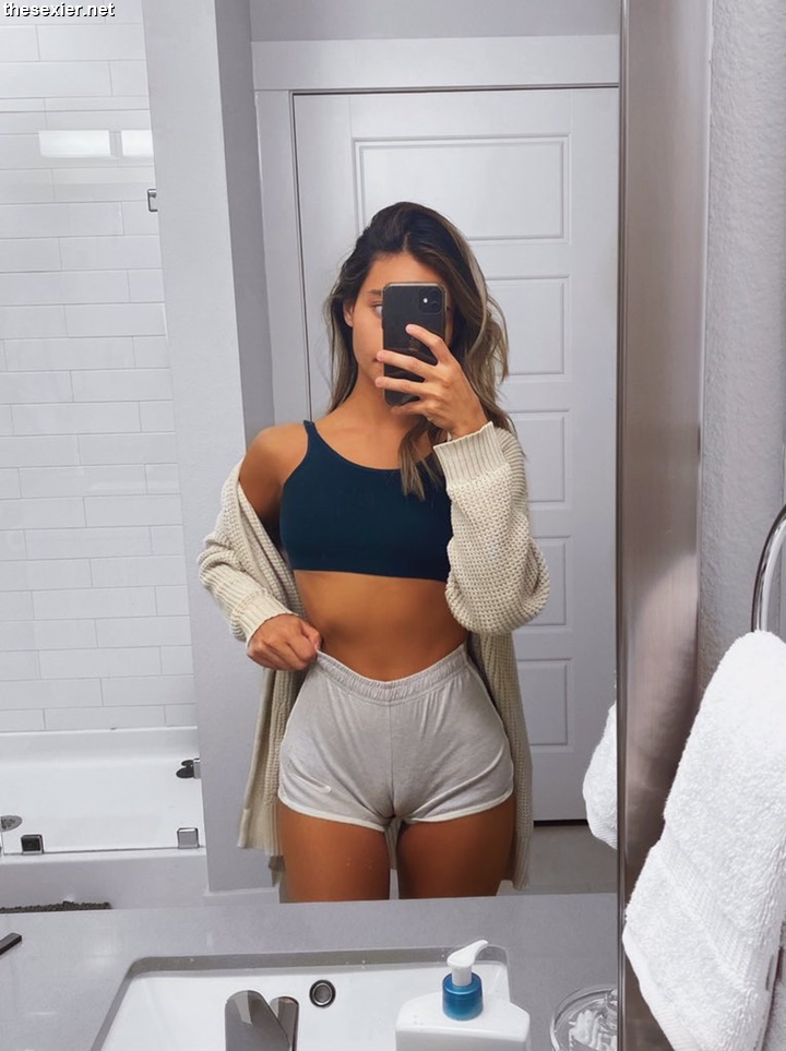 big cameltoe selfie