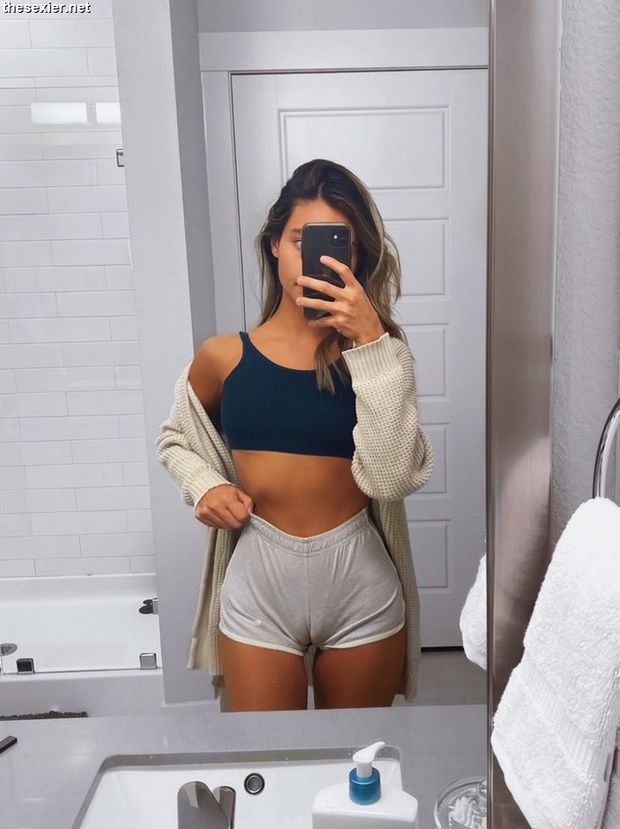 big cameltoe selfie