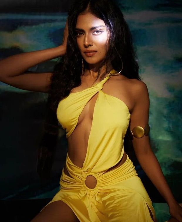 Gorgeous Indian babe