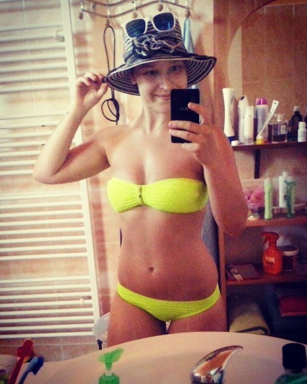 Selfie in yellow bikini