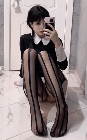 Suisai uwu Wednesday Addams cosplay 2
