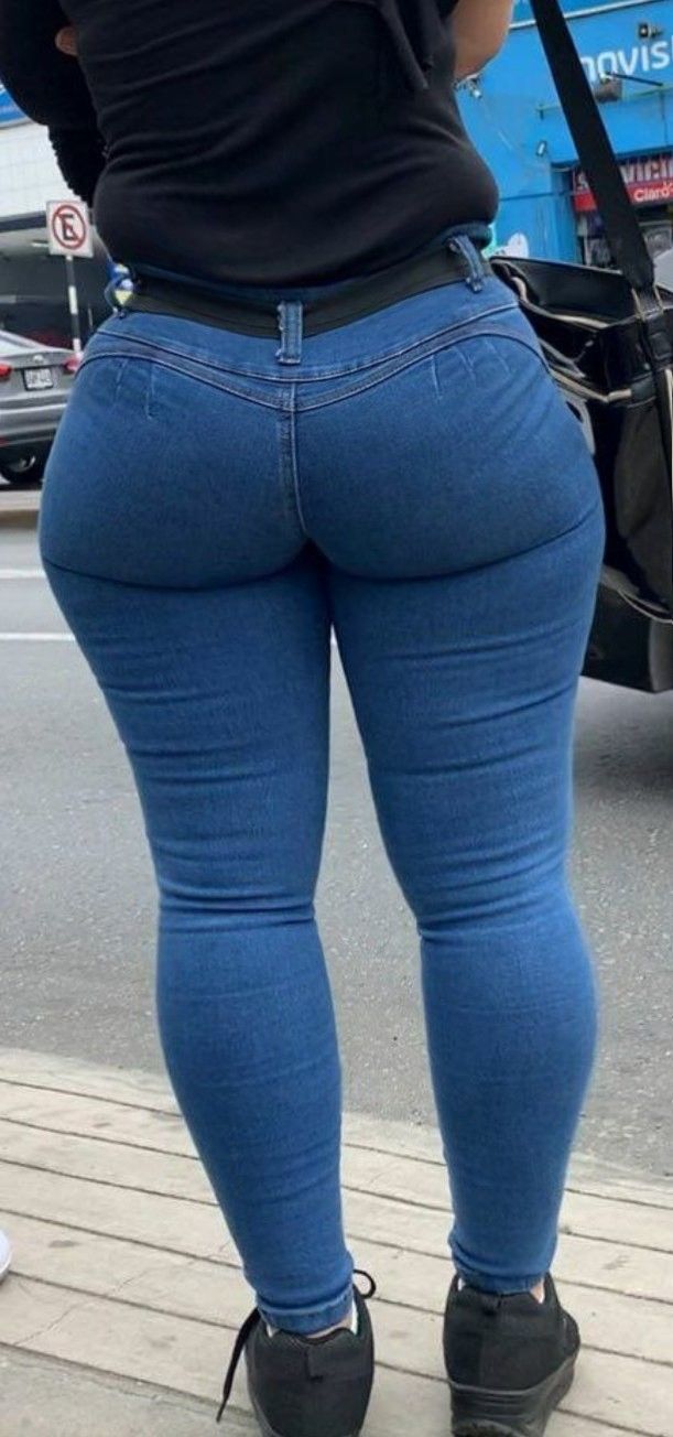 PHAT ASS IN JEANS