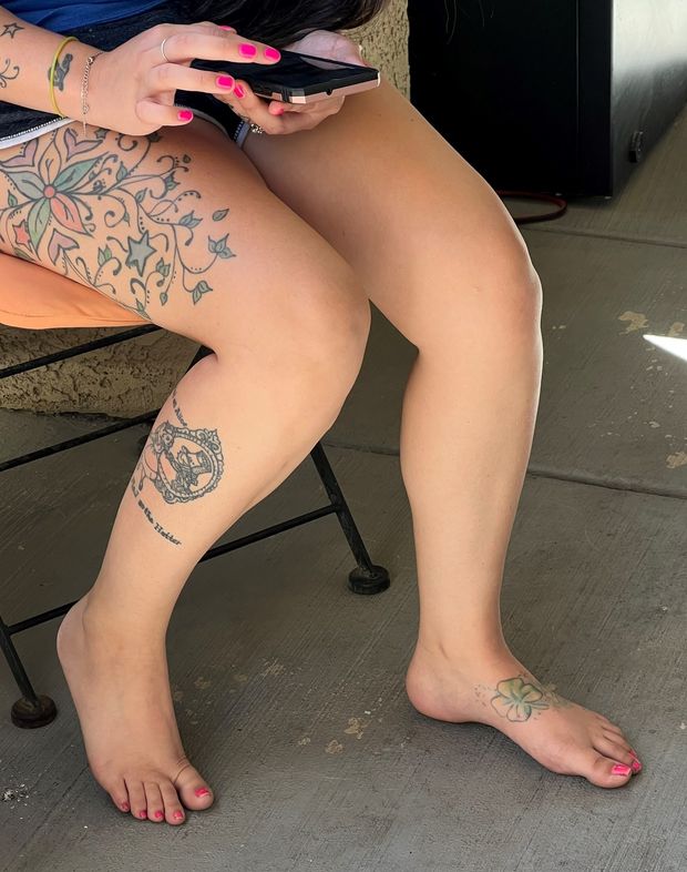 I absolutely love her beautiful feet and toes