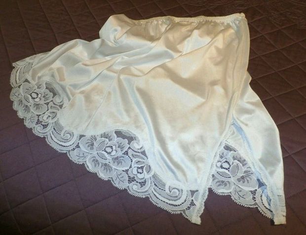 My Extremely Silky Soft & Lacy Vanity Fair Jentell "Lace Piquant" Mini Half Slip.
