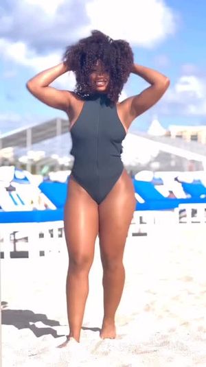 Sexy signora nera sulla spiaggia