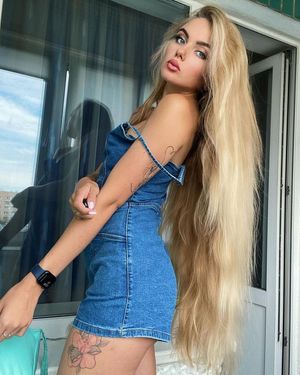 Very long hair - Maria Avilova