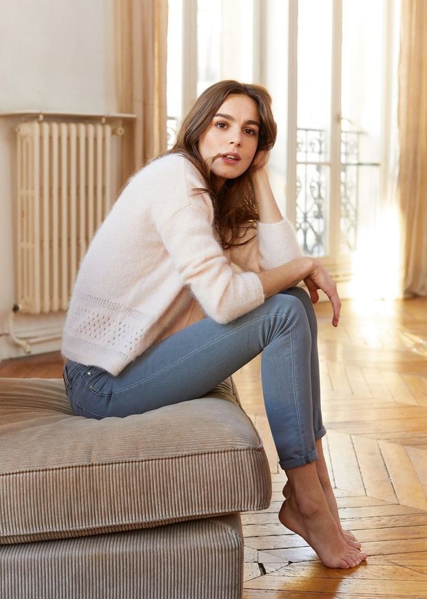 sexy brunette feet