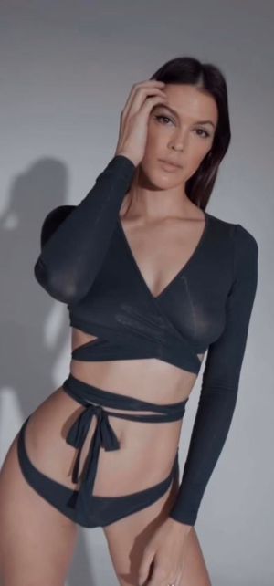 Iris Mittenaere très chaude