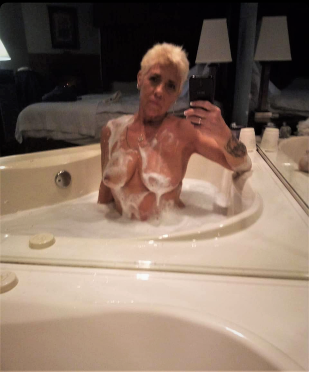 Sandi taking a selfie in the bath tub!