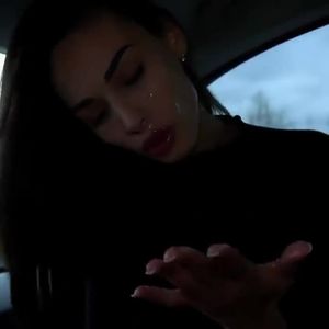 Cute babe gets a facial in the car