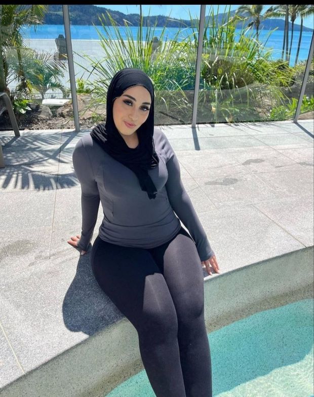 Sexy muslim fat ass  Anyone know her name?