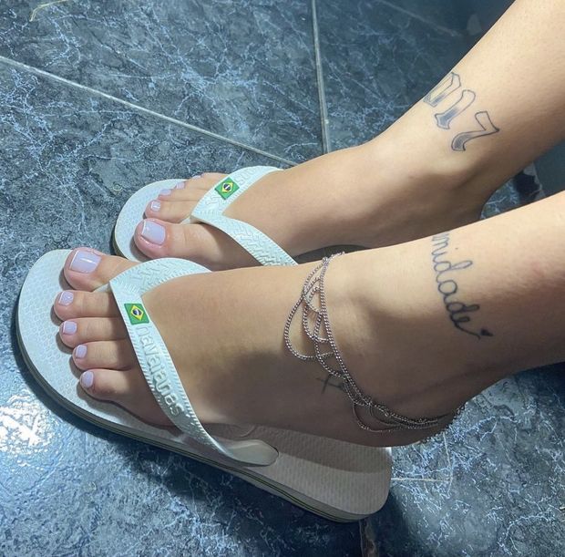 Tiny feet with anklet and havaianas