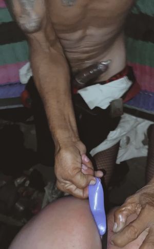 Mi macho quitándome el mi plug anal , mi culo está listo para reducir su verga y de pso su lechita