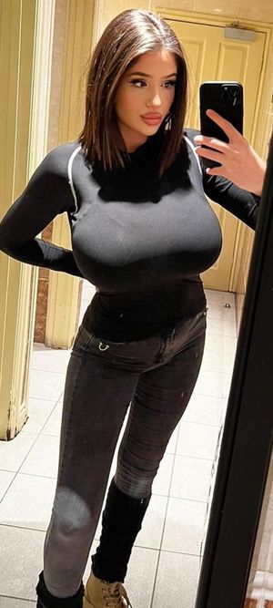 Julia black top mirror selfie